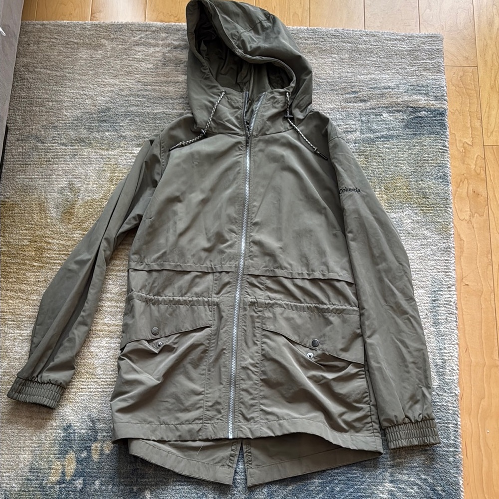 Columbia Green Raincoat with Hood and Relaxed Fit